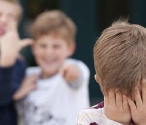 het gepeste kind, zelfvertrouwen, onzeker, in bescherming nemen